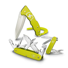 Cargar imagen en el visor de la galería, NAVAJA VICTORINOX HUNTER PRO ALOX ELECTRIC YELLOW ED. 2023, 0.9415.L23
