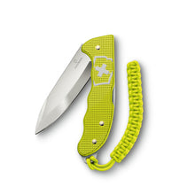 Cargar imagen en el visor de la galería, NAVAJA VICTORINOX HUNTER PRO ALOX ELECTRIC YELLOW ED. 2023, 0.9415.L23
