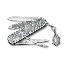 Load image into Gallery viewer, Multiherramienta Victorinox Classic SD Brilliant Damast, 0.6221.34