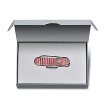 Cargar imagen en el visor de la galería, NAVAJA VICTORINOX CLASSIC SD PRECIOUS ALOX GENTLE ROSE, 0.6221.405G
