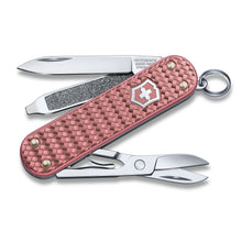 Cargar imagen en el visor de la galería, NAVAJA VICTORINOX CLASSIC SD PRECIOUS ALOX GENTLE ROSE, 0.6221.405G
