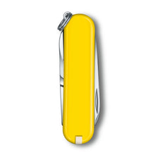 Cargar imagen en el visor de la galería, Navaja Victorinox Classic SD Orgullo Tricolor Edición Mundial, Amarilla
