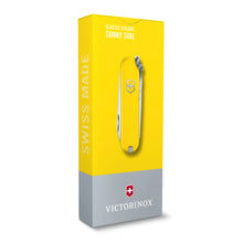 Cargar imagen en el visor de la galería, Navaja Victorinox Classic SD Orgullo Tricolor Edición Mundial, Amarilla