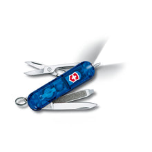 Cargar imagen en el visor de la galería, NAVAJA VICTORINOX SIGNATURE LITE, AZUL TRANSLUCIDO 0.6226.T2
