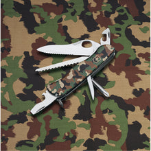 Load image into Gallery viewer, Multiherramienta Victorinox Trailmaster camuflada, 0.8463.MW94