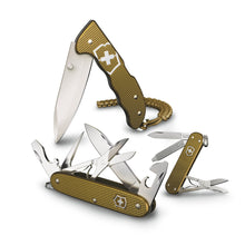 Cargar imagen en el visor de la galería, NAVAJA VICTORINOX EVOKE ALOX HAZEL BROWN ED. 2024, 0.9415.L24
