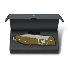 Cargar imagen en el visor de la galería, NAVAJA VICTORINOX EVOKE ALOX HAZEL BROWN ED. 2024, 0.9415.L24
