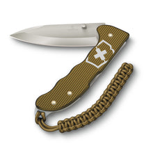 Cargar imagen en el visor de la galería, NAVAJA VICTORINOX EVOKE ALOX HAZEL BROWN ED. 2024, 0.9415.L24
