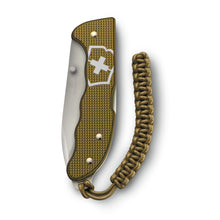 Cargar imagen en el visor de la galería, NAVAJA VICTORINOX EVOKE ALOX HAZEL BROWN ED. 2024, 0.9415.L24
