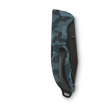 Cargar imagen en el visor de la galería, NAVAJA VICTORINOX EVOKE BHS ALOX CAMUFLADA 0.9415.DS222
