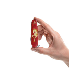 Load image into Gallery viewer, Multiherramienta Victorinox Huntsman año del caballo E.D. 2026, 1.3714.E15