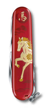 Load image into Gallery viewer, Multiherramienta Victorinox Huntsman año del caballo E.D. 2026, 1.3714.E15