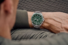 Load image into Gallery viewer, RELOJ VICTORINOX MAVERICK CHRONOGRAPH 43MM VERDE BRAZALETE, 241946