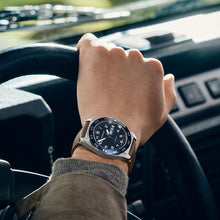 Load image into Gallery viewer, RELOJ VICTORINOX SWISS ARMY QUARTZ 42MM, CUERO CAFE 242040