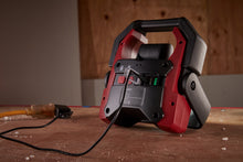 Load image into Gallery viewer, LINTERNA COAST WLR2 WORK LIGHT, 2000 LUMENES, NEGRA 30203