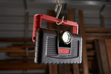 Cargar imagen en el visor de la galería, LINTERNA COAST PM310, DUAL POWER WORK LIGHT 1000 LUMENS, 30363
