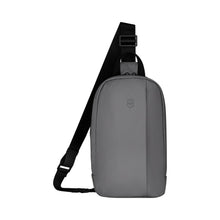 Cargar imagen en el visor de la galería, MANOS LIBRES VICTORINOX TRAVEL ESSENTIALS SLING BAG, GRIS 653385