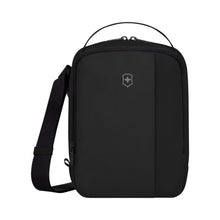 Load image into Gallery viewer, MANOS LIBRES VICTORINOX TRAVEL ESSENTIALS, NEGRO 653590