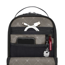 Load image into Gallery viewer, MANOS LIBRES VICTORINOX TRAVEL ESSENTIALS, NEGRO 653590