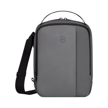 Load image into Gallery viewer, MANOS LIBRES VICTORINOX TRAVEL ESSENTIALS, GRIS 653591