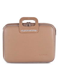 Cargar imagen en el visor de la galería, MALETIN BOMBATA OVERNIGHT BEIGE PARA PORTATIL DE 13" FG021321