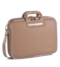 Cargar imagen en el visor de la galería, MALETIN BOMBATA OVERNIGHT BEIGE PARA PORTATIL DE 13" FG021321