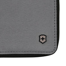 Cargar imagen en el visor de la galería, BILLETERA VICTORINOX TRAVEL ESSENTIALS ZIP AROUND WALLET, GRIS 653368