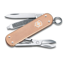 Cargar imagen en el visor de la galería, NAVAJA VICTORINOX CLASSIC SD ALOX FRESH PEACH, 0.6221.202G
