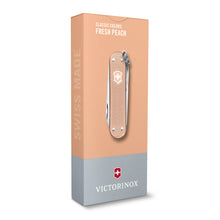 Cargar imagen en el visor de la galería, NAVAJA VICTORINOX CLASSIC SD ALOX FRESH PEACH, 0.6221.202G
