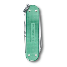 Cargar imagen en el visor de la galería, NAVAJA VICTORINOX CLASSIC SD ALOX MINTY MINT, 0.6221.221G
