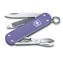 Cargar imagen en el visor de la galería, NAVAJA VICTORINOX CLASSIC SD ALOX ELECTRIC LAVANDER, 0.6221.223G
