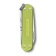Load image into Gallery viewer, Multiherramienta Victorinox Classic SD Alox Lime twist, 0.6221.241G