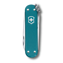 Cargar imagen en el visor de la galería, NAVAJA VICTORINOX CLASSIC SD ALOX WILD JUNGLE, 0.6221.242G
