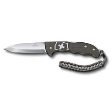 Cargar imagen en el visor de la galería, NAVAJA VICTORINOX HUNTER PRO ALOX ED. LIMITADA 2022, 0.9415.L22
