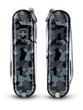 Cargar imagen en el visor de la galería, NAVAJA  VICTORINOX CLASSIC SD, CAMUFLADA MARINA 0.6223.942
