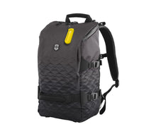 Cargar imagen en el visor de la galería, Estuche de silicona Victorinox para Classic SD, amarillo 4.0450