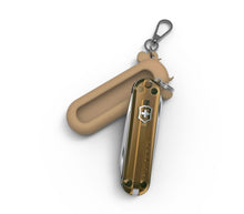 Cargar imagen en el visor de la galería, ESTUCHE DE SILICONA CAFE VICTORINOX PARA CLASSIC SD 4.0454