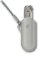 Cargar imagen en el visor de la galería, Funda en cuero Victorinox Mistycal morning para Classic SD, 4.0670.31