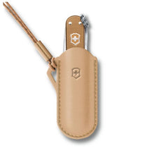 Cargar imagen en el visor de la galería, Funda en cuero Victorinox Wet sand para Classic SD, 4.0670.49