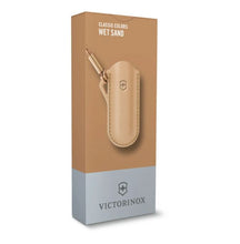 Cargar imagen en el visor de la galería, Funda en cuero Victorinox Wet sand para Classic SD, 4.0670.49