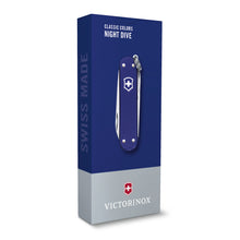 Cargar imagen en el visor de la galería, NAVAJA VICTORINOX CLASSIC SD ALOX NIGHT DIVE, 0.6221.222G
