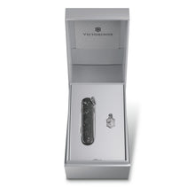 Cargar imagen en el visor de la galería, Multiherramienta Victorinox Classic SD Brilliant Carbon, 0.6221.90
