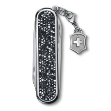 Cargar imagen en el visor de la galería, Multiherramienta Victorinox Classic SD Brilliant Crystal, 0.6221.35
