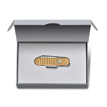 Cargar imagen en el visor de la galería, NAVAJA VICTORINOX CLASSIC SD PRECIOUS ALOX BRASS GOLD, 0.6221.408G
