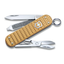 Cargar imagen en el visor de la galería, NAVAJA VICTORINOX CLASSIC SD PRECIOUS ALOX BRASS GOLD, 0.6221.408G
