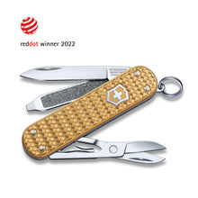 Cargar imagen en el visor de la galería, NAVAJA VICTORINOX CLASSIC SD PRECIOUS ALOX BRASS GOLD, 0.6221.408G
