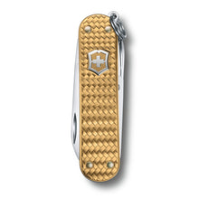 Cargar imagen en el visor de la galería, NAVAJA VICTORINOX CLASSIC SD PRECIOUS ALOX BRASS GOLD, 0.6221.408G
