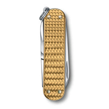 Cargar imagen en el visor de la galería, NAVAJA VICTORINOX CLASSIC SD PRECIOUS ALOX BRASS GOLD, 0.6221.408G
