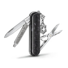 Cargar imagen en el visor de la galería, Multiherramienta Victorinox Classic SD Brilliant Carbon, 0.6221.90

