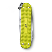Cargar imagen en el visor de la galería, NAVAJA VICTORINOX CLASSIC SD ALOX ELECTRIC YELLOW ED. 2023 0.6221.L23
